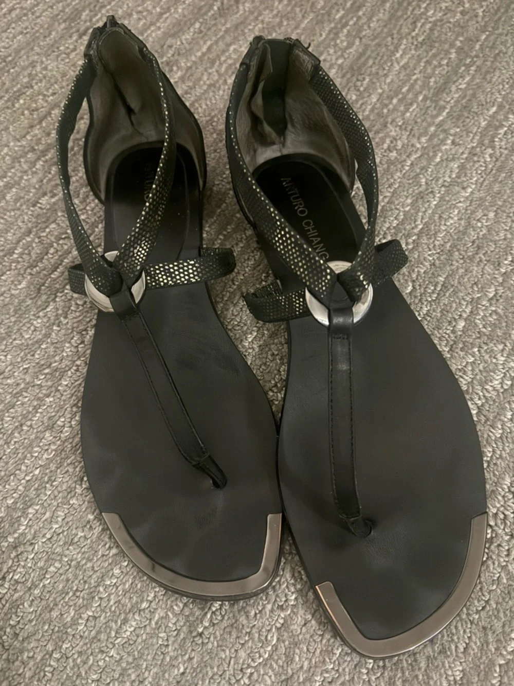 Arturo Chiang Black T-Strap Sandals with Metallic Accents sz 8.5 - Picture 3 of 7